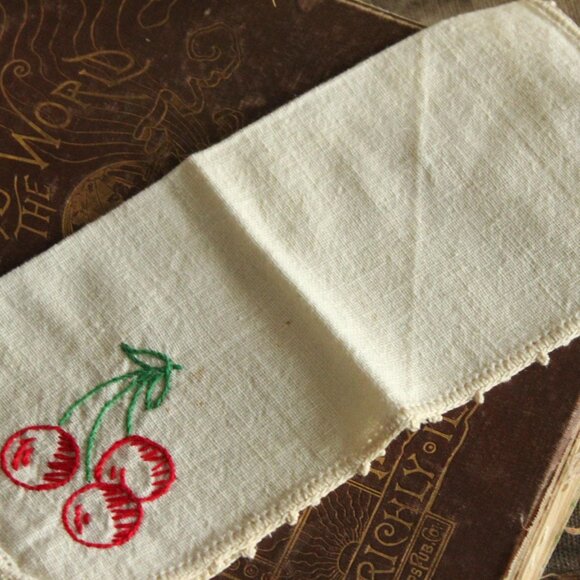 Vintage 1950s Napkin, Ivory Linen Embroidered with Cherries Doily - Picture 9 of 13